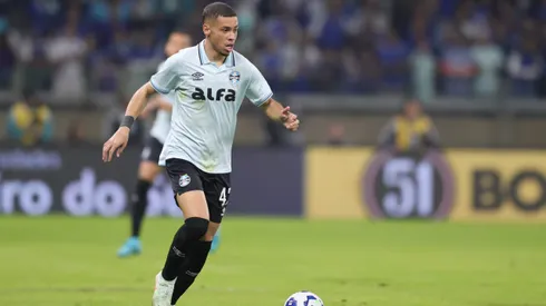 Alysson recebeu elogios da torcida na derrota do Grêmio. Foto: Gilson Lobo/AGIF