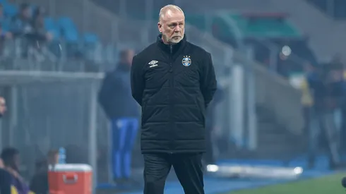 Torcida do Grêmio perde a paciência com o técnico Mano Menezes após derrota no Peru