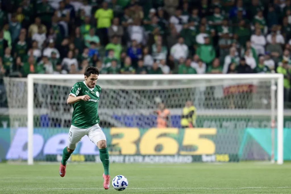 Raphael Veiga, jogador do Palmeiras durante partida contra o Mirassol no estadio Arena Allianz Parque pelo campeonato Brasileiro A 2025. Foto: Marcello Zambrana/AGIF