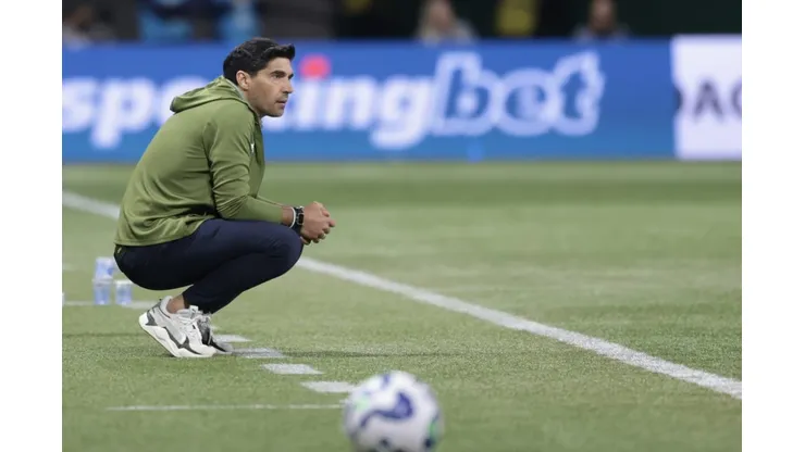 Abel se defende em coletiva e sai sem se despedir