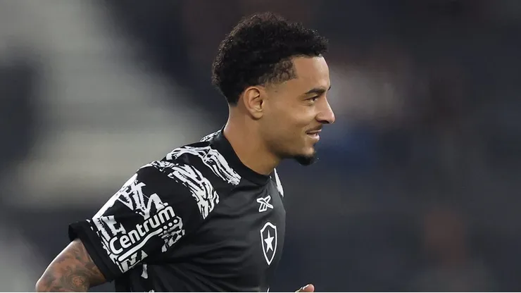 Gregore se posiciona sobre saída do Botafogo