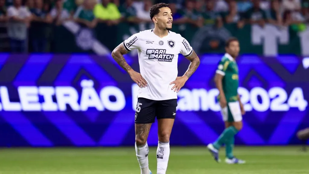 Gregore se posiciona sobre saída do Botafogo – Foto: Marcello Zambrana/AGIF