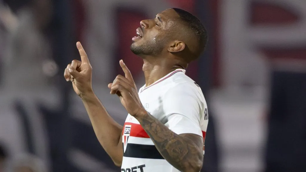 André Silva comemora gol salvador contra o Red Bull Bragantino – Foto: Joisel Amaral/AGIF