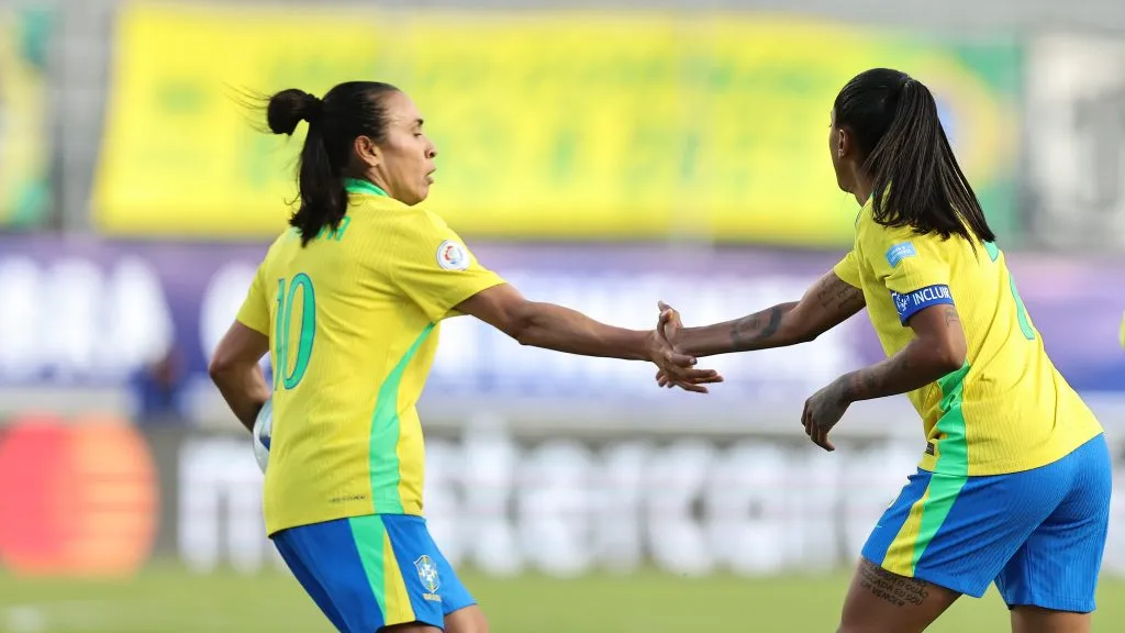 Kerolin e Marta em campo