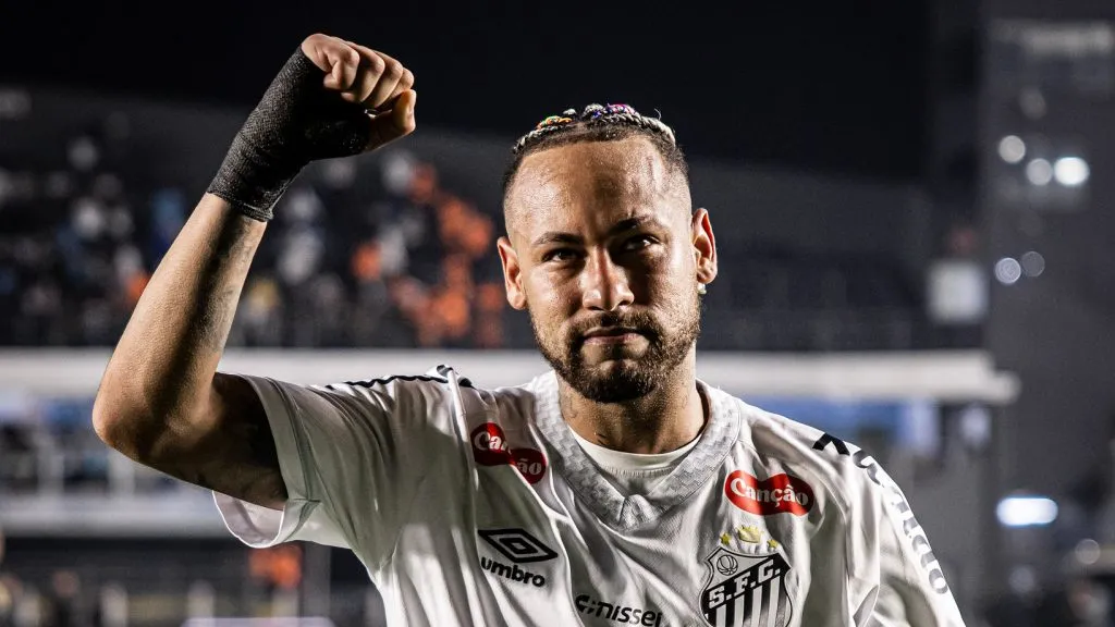 Neymar sai em defesa de Danilo – Fotos: Raul Baretta/ Santos FC.