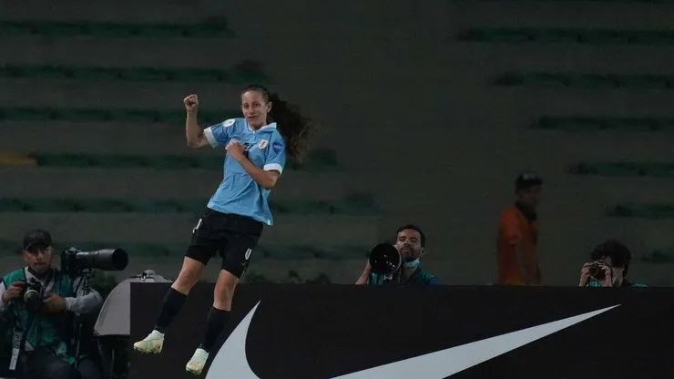 Belen Aquino, do Uruguai, comemora gol