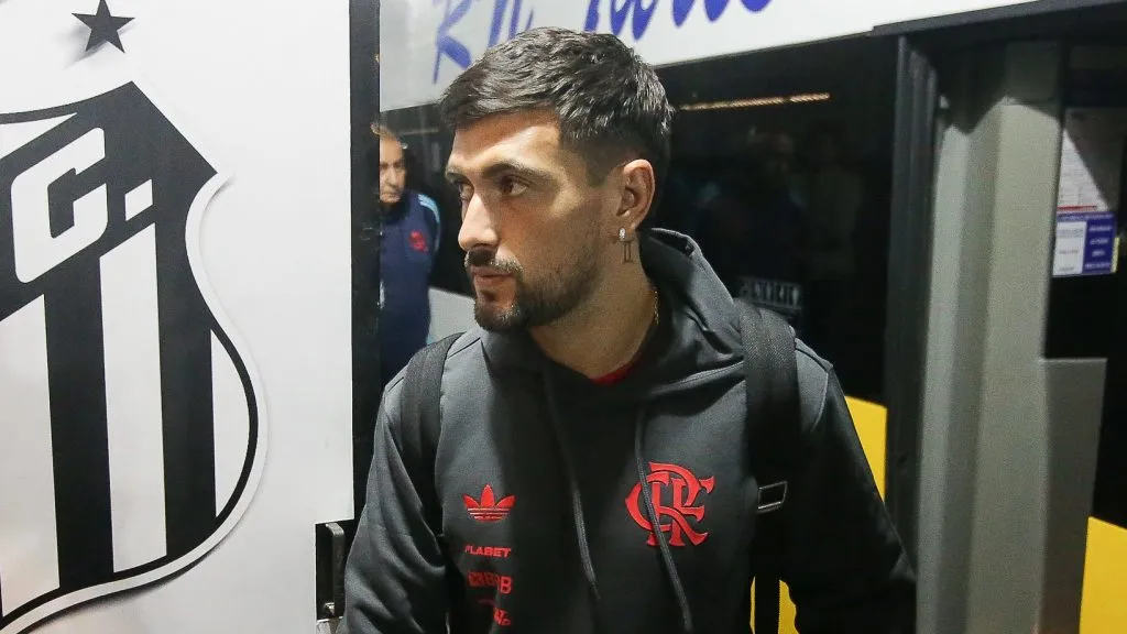 Arrascaeta se cobra internamente sobre erro em derrota para o Santos – Fotos: Gilvan de Souza/Flamengo