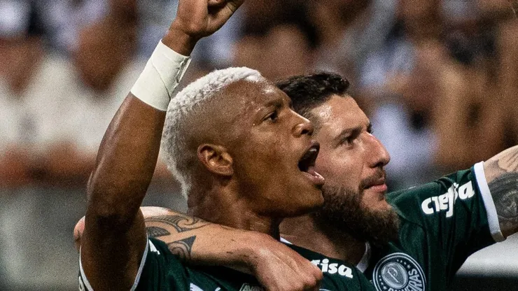 Danilo durante partida pelo Palmeiras.