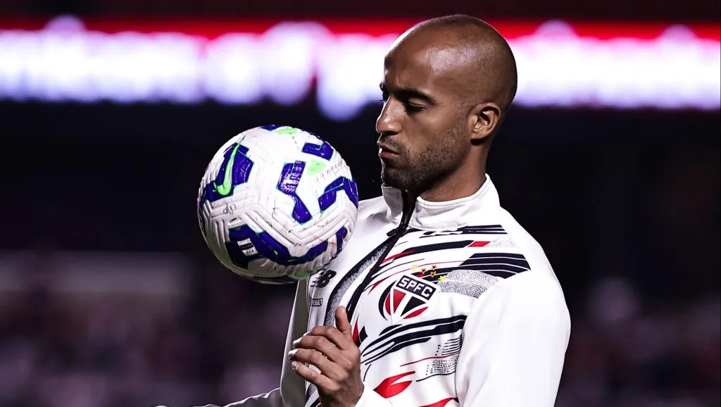Lucas Moura jogador do Sao Paulo durante aquecimento antes da partida contra o Fortaleza no estadio Morumbi pelo campeonato Brasileiro A 2025.  Foto: Fabio Giannelli/AGIF
