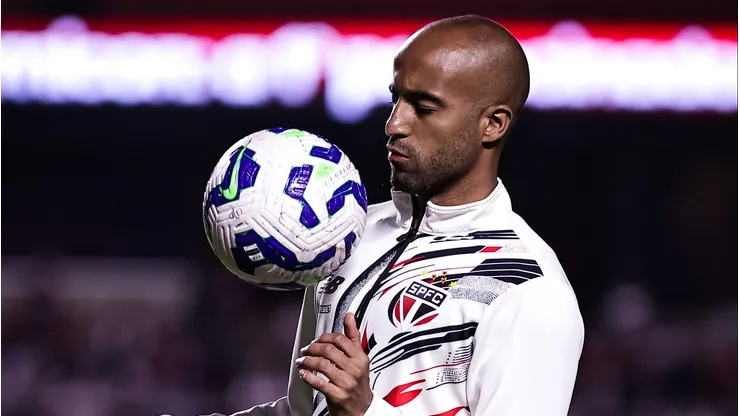 Lucas Moura jogador do Sao Paulo durante aquecimento antes da partida contra o Fortaleza no estadio Morumbi pelo campeonato Brasileiro A 2025. Foto: Fabio Giannelli/AGIF