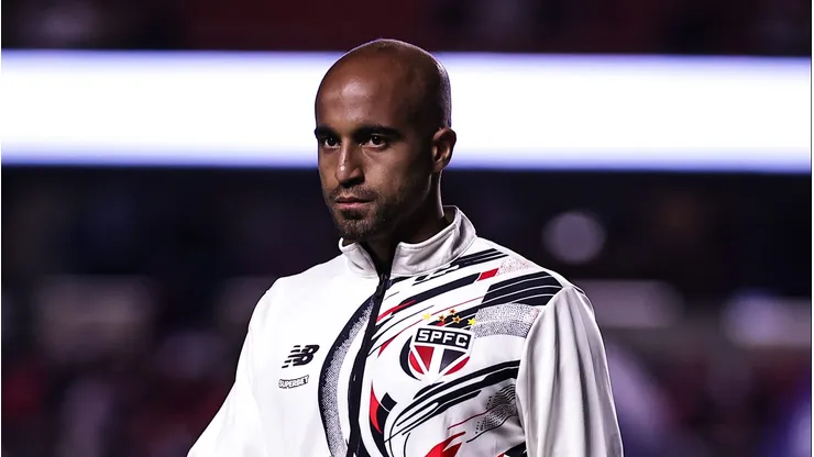 SP - SAO PAULO - 02/05/2025 - BRASILEIRO A 2025, SAO PAULO X FORTALEZA - Lucas Moura jogador do Sao Paulo durante aquecimento antes da partida contra o Fortaleza no estadio Morumbi pelo campeonato Brasileiro A 2025. Foto: Fabio Giannelli/AGIF