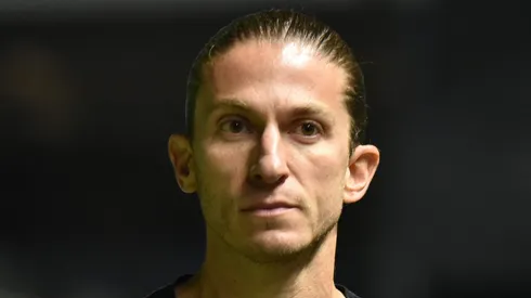 Filipe Luís durante jogo na Vila Belmiro.