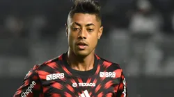 Bruno Henrique durante aquecimento na Vila Belmiro