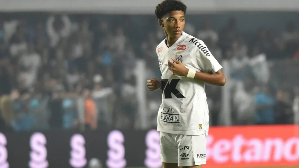 Robinho Jr jogador do Santos durante partida contra o Flamengo no estadio Vila Belmiro pelo campeonato Brasileiro A 2025. Foto: Jota Erre/AGIF
