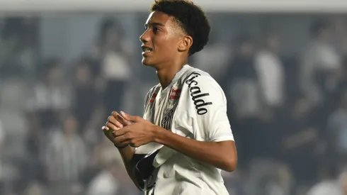 Robinho Jr jogador do Santos durante partida contra o Flamengo no estadio Vila Belmiro pelo campeonato Brasileiro A 2025. Foto: Jota Erre/AGIF