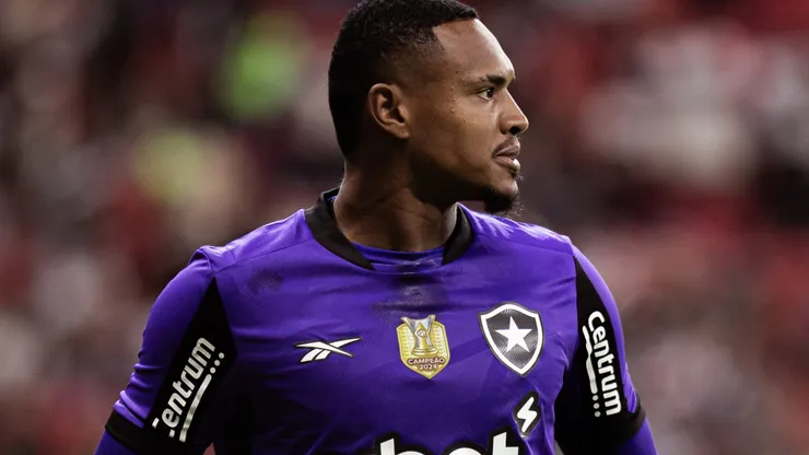 John goleiro do Botafogo durante partida contra o Vasco no estadio Mane Garrincha pelo campeonato Brasileiro A 2025. Foto: Mateus Dutra/AGIF