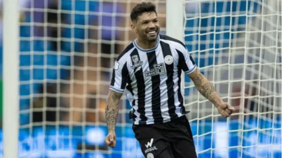 Carlos Júnior pelo Al-Shabab. Foto: Al Shabab