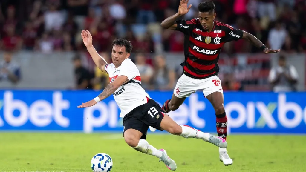 Bruno Henrique jogador do Flamengo disputa lance com Enzo Diaz jogador do Sao Paulo durante partida no estadio Maracana pelo campeonato Brasileiro A 2025. Foto: Jorge Rodrigues/AGIF