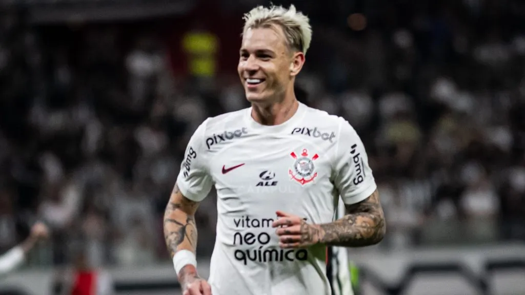 Roger Guedes jogador do Corinthians comemora seu gol durante partida contra o Atletico-MG no estadio Mineirao pelo campeonato Brasileiro A 2023. Foto: Fernando Moreno/AGIF