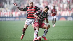 Luiz Araújo divide bola com Samuel Xavier em clássico carioca. Foto: Brazil Photo Press/Alamy Live News