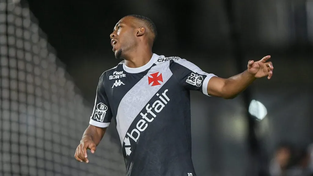 Rayan jogador do Vasco durante partida contra o Bragantino no estádio São Januário pelo campeonato Brasileiro A 2025. Foto: Thiago Ribeiro/AGIF