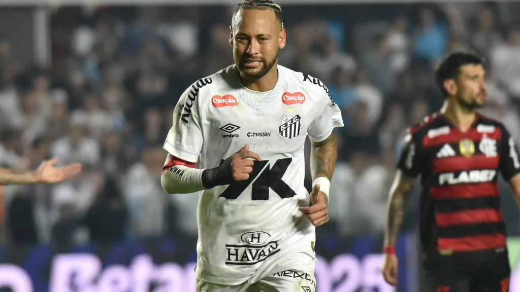 Neymar Jr jogador do Santos comemora seu gol durante partida contra o Flamengo no estádio Vila Belmiro pelo campeonato Brasileiro A 2025. Foto: Jota Erre/AGIF