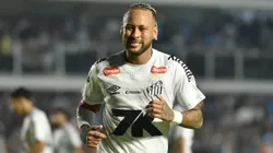 Neymar Jr jogador do Santos comemora seu gol durante partida contra o Flamengo no estádio Vila Belmiro pelo campeonato Brasileiro A 2025. Foto: Jota Erre/AGIF