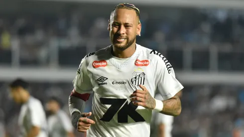 Neymar Jr jogador do Santos comemora seu gol durante partida contra o Flamengo no estádio Vila Belmiro pelo campeonato Brasileiro A 2025. Foto: Jota Erre/AGIF