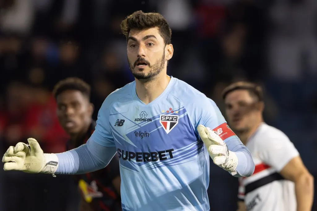 SP – BRAGANCA PAULISTA – 16/07/2025 – BRASILEIRO A 2025, BRAGANTINO X SAO PAULO – RAFAEL goleiro do Sao Paulo durante partida contra o Bragantino no estadio Cicero De Souza Marques pelo campeonato Brasileiro A 2025. Foto: Joisel Amaral/AGIF
