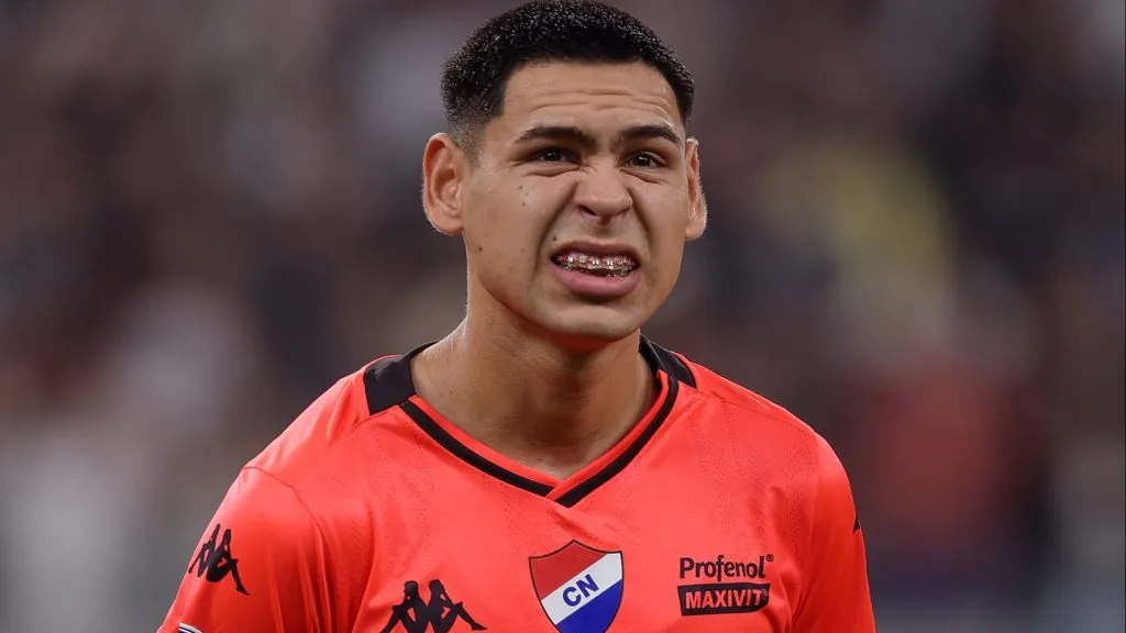 Caballero jogador do Nacional durante execução do hino nacional antes da partida contra o Corinthians no estádio Arena Corinthians pelo campeonato Copa Sul-Americana 2024. Foto: Anderson Romão/AGIF