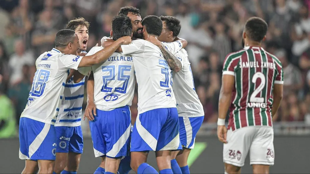 Fabricio Bruno, jogador do Cruzeiro, comemora seu gol com jogadores do seu time durante partida contra o Fluminense no estadio Maracana pelo campeonato Brasileiro A 2025. Foto: Thiago Ribeiro/AGIF