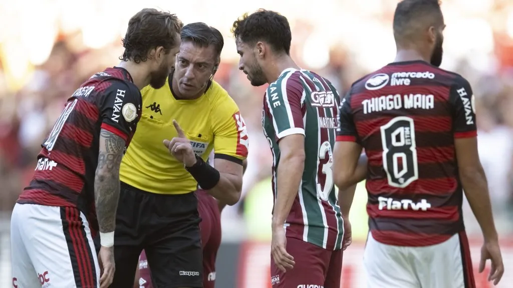 Raphael Claus durante partida entre Flamengo e Fluminense no Campeonato Brasileiro de 2022. Foto: Jorge Rodrigues/AGIF