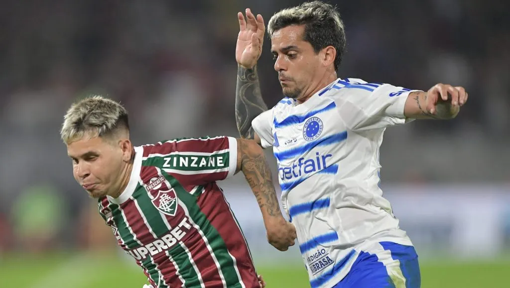 Fagner e Soteldo em disputa de bola. Foto: Thiago Ribeiro/AGIF