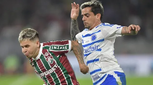 Fagner e Soteldo em disputa de bola. Foto: Thiago Ribeiro/AGIF