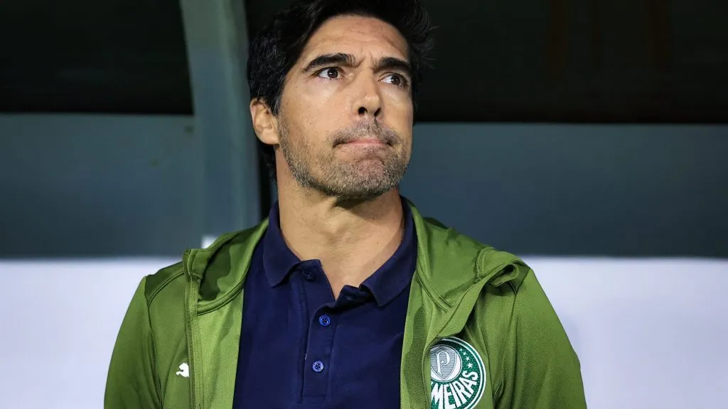 Abel Ferreira amenizou situação de Vitor Roque e falou em pressão sobre o atacante – Foto: Fabio Giannelli/AGIF