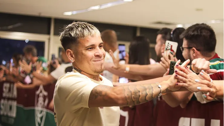 Soteldo durante chegada do elenco do Flu ao Maracanã