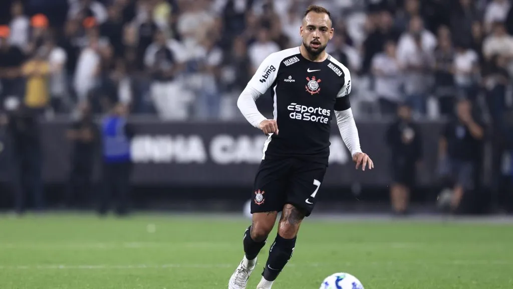 Maycon, assim como  Hugo, vai desfalcar o Coringão –  Foto: Marcello Zambrana/AGIF