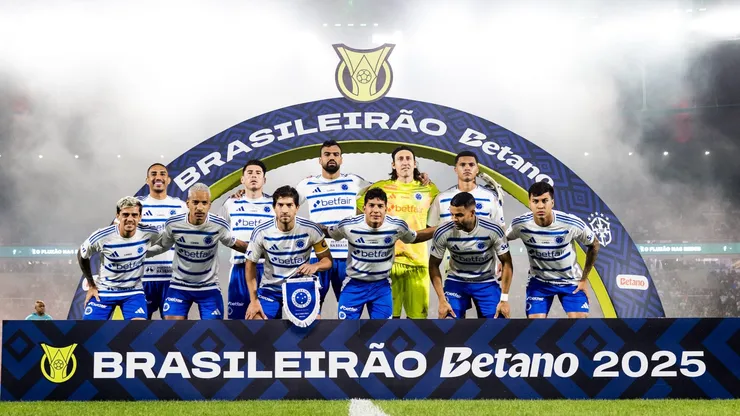 Elenco do Cruzeiro durante partida válida pelo Brasileirão