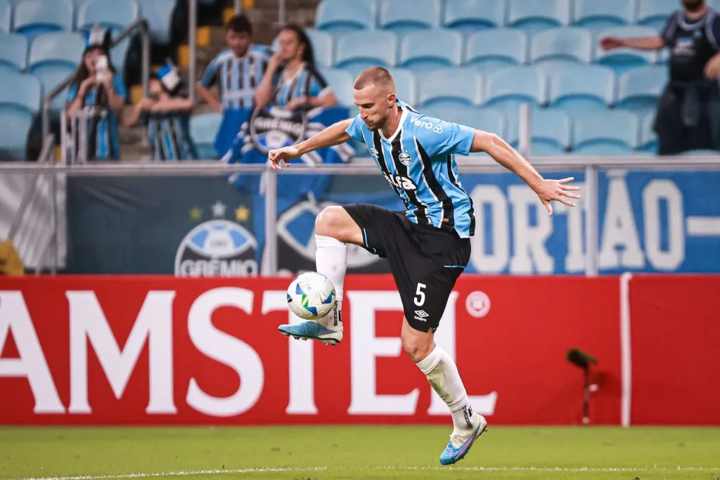 RS – PORTO ALEGRE – 08/04/2025 – COPA SUL-AMERICANA 2025, GREMIO X ATLETICO GRAU – Rodrigo Ely jogador do Gremio durante partida contra o Atletico Grau no estadio Arena do Gremio pelo campeonato Copa Sul-americana 2025. Foto: Maxi Franzoi/AGIF