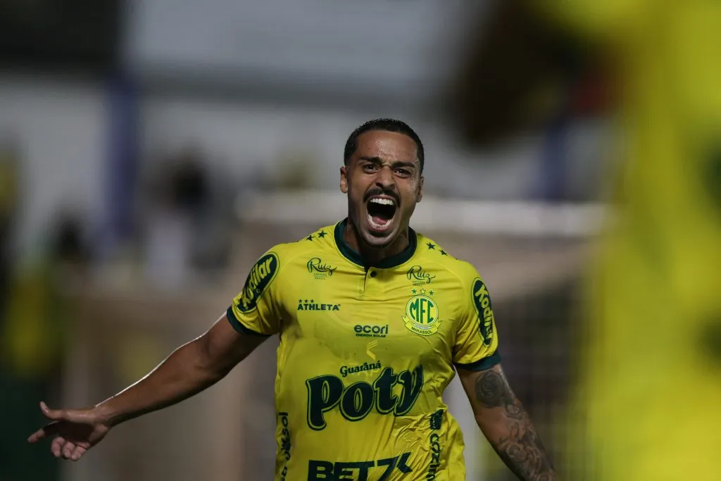 SP – MIRASSOL – 05/11/2024 – BRASILEIRO B 2024, MIRASSOL X CORITIBA – Dellatorre jogador do Mirassol comemora seu gol com jogadores do seu time durante partida contra o Coritiba no estadio Jose Maria de Campos Maia pelo campeonato Brasileiro B 2024. Foto: Pedro Zacchi/AGIF