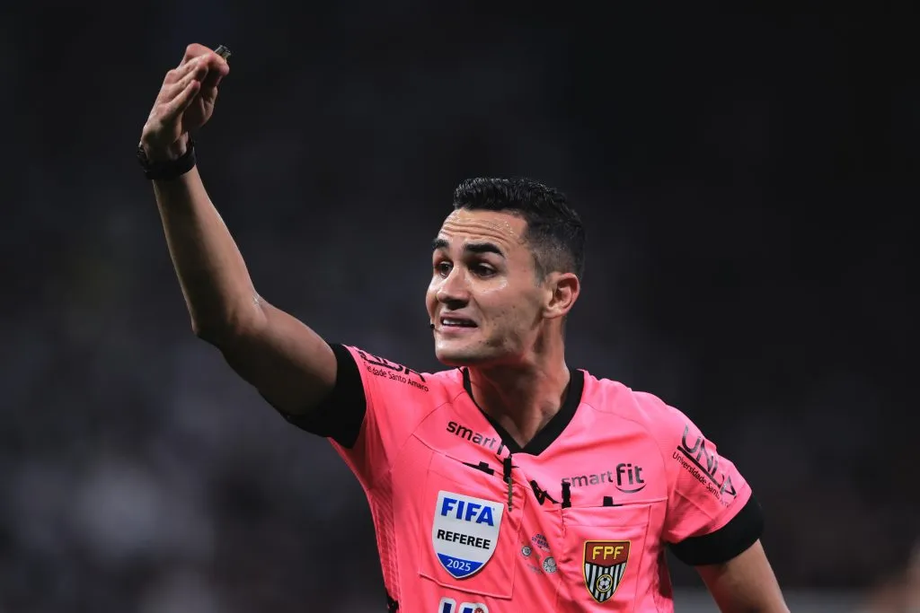 SP – SAO PAULO – 27/03/2025 – PAULISTA 2025 FINAL, CORINTHIANS X PALMEIRAS – O arbitro Matheus Delgado Candancan durante partida entre Corinthians e Palmeiras no estadio Arena Corinthians pelo campeonato Paulista 2025. Foto: Ettore Chiereguini/AGIF