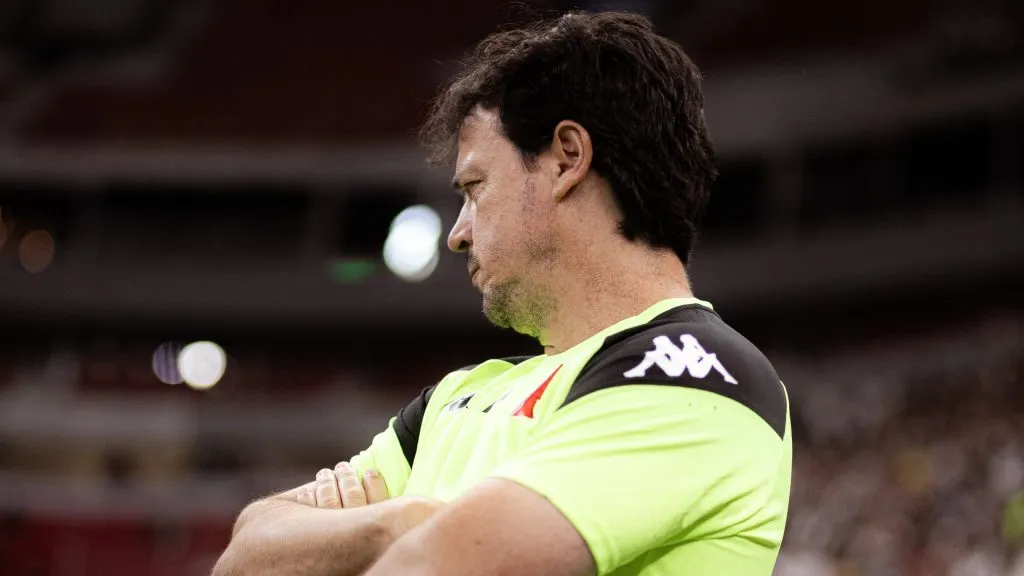 Fernando Diniz tecnico do Vasco durante partida contra o Botafogo no estadio Mane Garrincha pelo campeonato Brasileiro A 2025. Foto: Mateus Dutra/AGIF