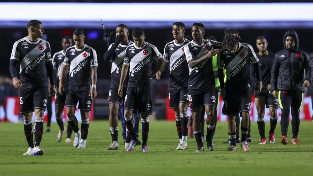 SAO PAULO, BRAZIL – JUNE 12: Players of Vasco da Gama applaud their fans after the victory following the 2025 Brasileirão match between Sao Paulo and Vasco da Gama at MorumBIS on June 12, 2025 in Sao Paulo, Brazil. (Photo by Ricardo Moreira/Getty Images)