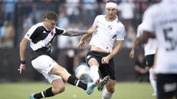 RJ - RIO DE JANEIRO - 14/04/2024 - BRASILEIRO A 2024, VASCO X GREMIO - Vegetti jogador do Vasco disputa lance com Rodrigo Ely jogador do Gremio durante partida no estadio Sao Januario pelo campeonato Brasileiro A 2024. Foto: Jorge Rodrigues/AGIF
