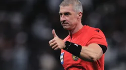 O arbitro Anderson Daronco durante partida entre Corinthians e Vasco no estadio Arena Corinthians pelo campeonato Brasileiro A 2025. Foto: Ettore Chiereguini/AGIF