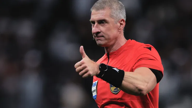 O arbitro Anderson Daronco durante partida entre Corinthians e Vasco no estadio Arena Corinthians pelo campeonato Brasileiro A 2025. Foto: Ettore Chiereguini/AGIF