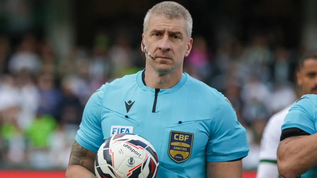 O arbitro Anderson Daronco durante partida entre Coritiba e Cuiaba no estadio Couto Pereira pelo campeonato Brasileiro B 2025. Foto: Robson Mafra/AGIF