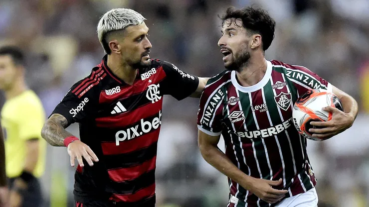 RJ - RIO DE JANEIRO - 12/03/2025 - CARIOCA 2025, FLUMINENSE X FLAMENGO - Martinelli jogador do Fluminense disputa lance com Arrascaeta jogador do Flamengo durante partida no estadio Maracana pelo campeonato Carioca 2025. Foto: Alexandre Loureiro/AGIF