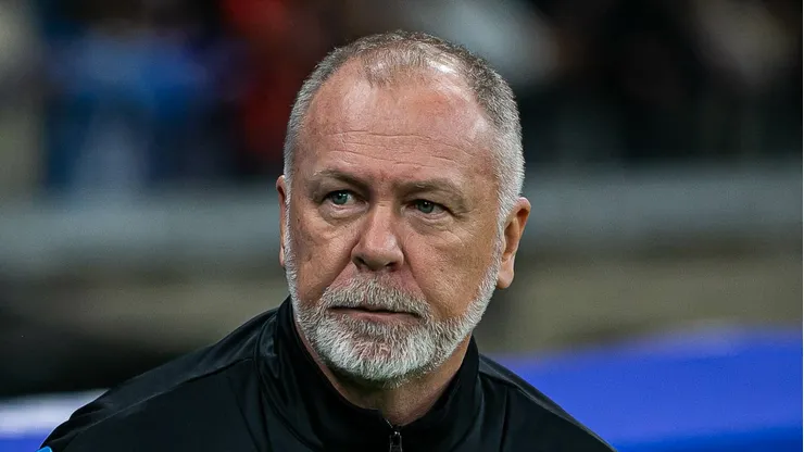 Mano Menezes durante jogo contra o Cruzeiro no Mineirão.