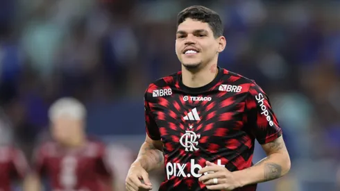 Ayrton Lucas jogador do Flamengo durante aquecimento antes da partida contra o Cruzeiro no estadio Mineirao pelo campeonato Brasileiro A 2025. Foto: Gilson Lobo/AGIF